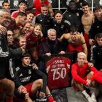 Jose Mourinho Ukir Rekor Aneh Bersama Benfica, Malah Gagal ke Liga Champions Jose Mourinho dan para pemain Benfica berfoto bersama di ruang ganti