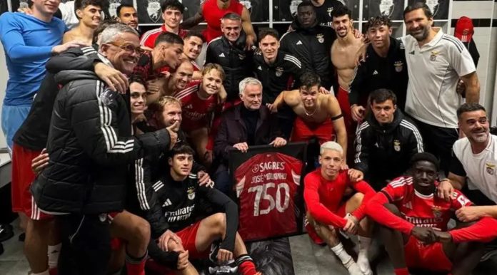 Jose Mourinho dan para pemain Benfica berfoto bersama di ruang ganti Jose Mourinho dan para pemain Benfica berfoto bersama di ruang ganti