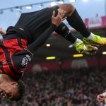 Junior Kroupi merayakan golnya ke gawang Manchester City