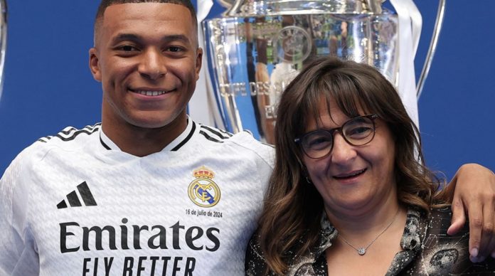 Kylian Mbappe dan ibunya Kylian Mbappe dan ibunya