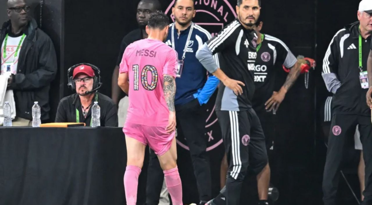 Lionel Messi tampak berjalan ke ruang ganti Inter Miami