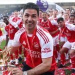 Mikel Arteta dan pemain Arsenal merayakan gelar juara Premier League
