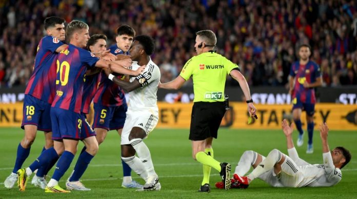Momen saat Vinicius Junior ribut dengan pemain Barcelona Momen saat Vinicius Junior ribut dengan pemain Barcelona