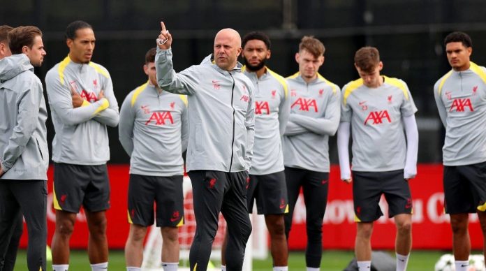 Pemain Liverpool dan Arne Slot di sesi latihan Pemain Liverpool dan Arne Slot di sesi latihan