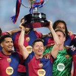 Robert Lewandowski merayakan kemenangan Barcelona di LaLIga