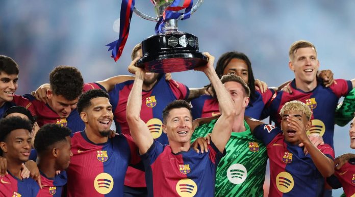 Robert Lewandowski merayakan kemenangan Barcelona di LaLIga
