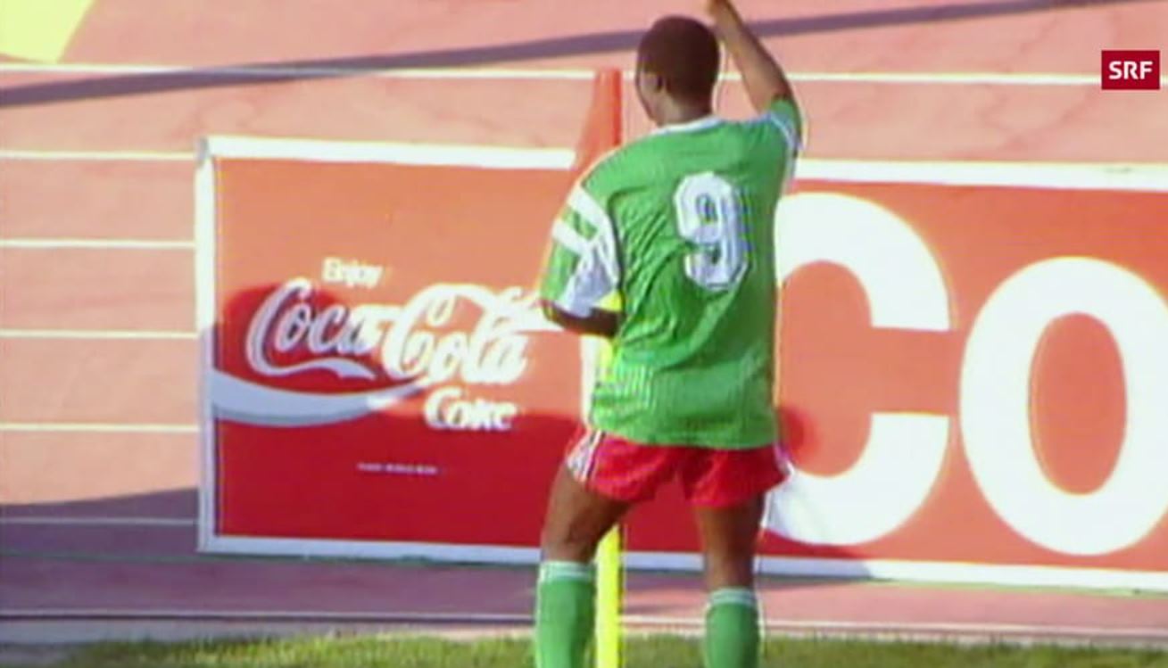 Roger Milla saat berjoget merayakan golnya di Piala Dunia 1990