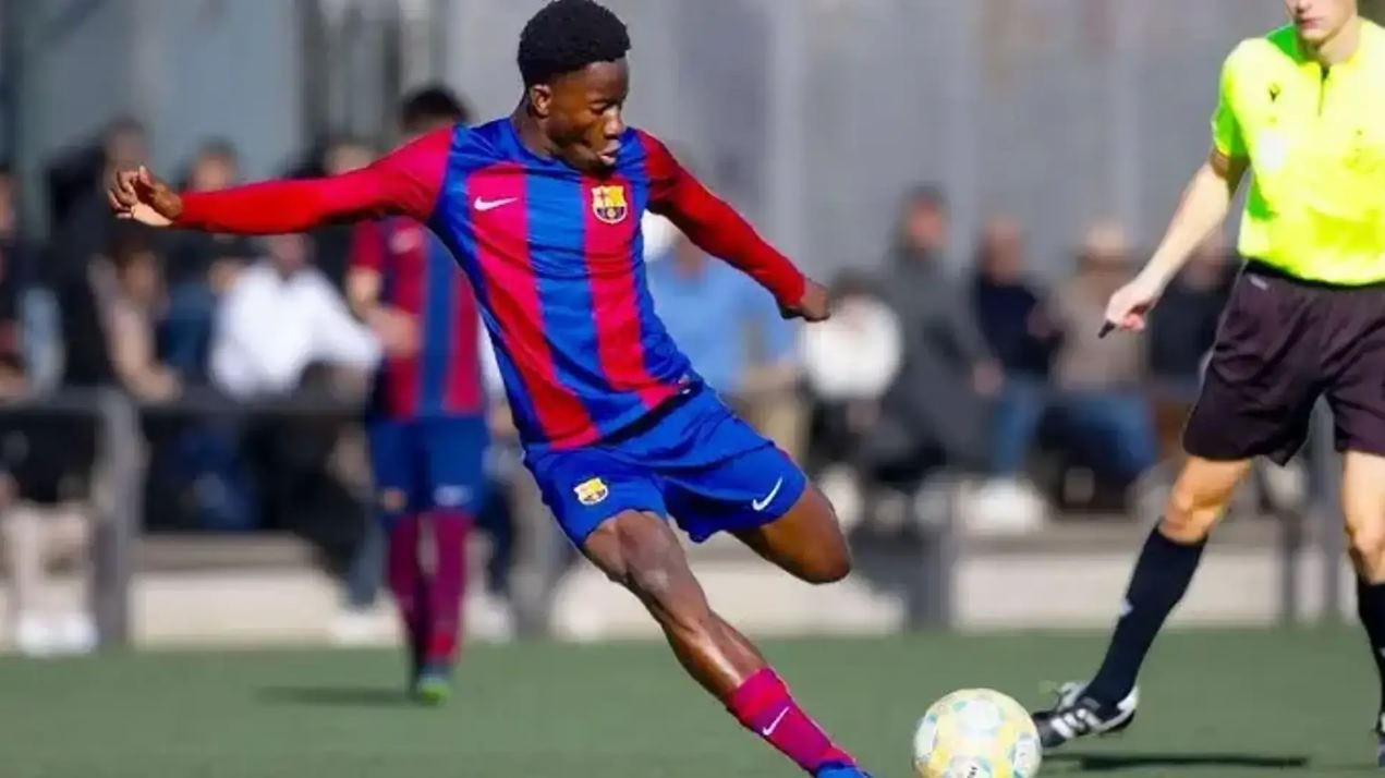 Aksi solo Ebrima Tunkara bintang muda Barcelona U-19 saat melawan Constancia