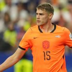 Barcelona Lirik Micky van de Ven Setelah Negosiasi Kontraknya dengan Spurs Mandek Micky van de Ven pemain Tottenham Hotspur