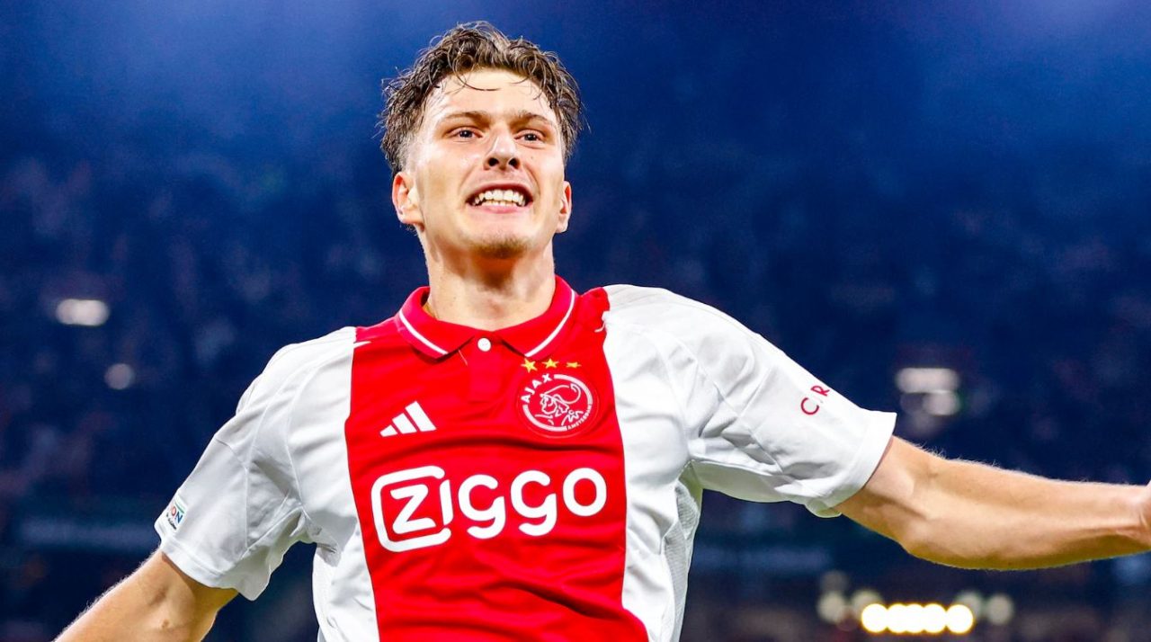 Mika Godts pemain Ajax Amsterdam