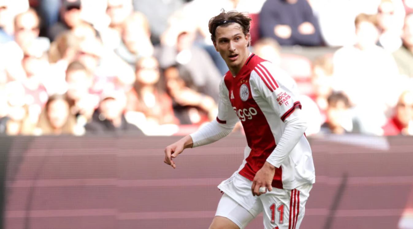 Mika Godts pemain Ajax Amsterdam