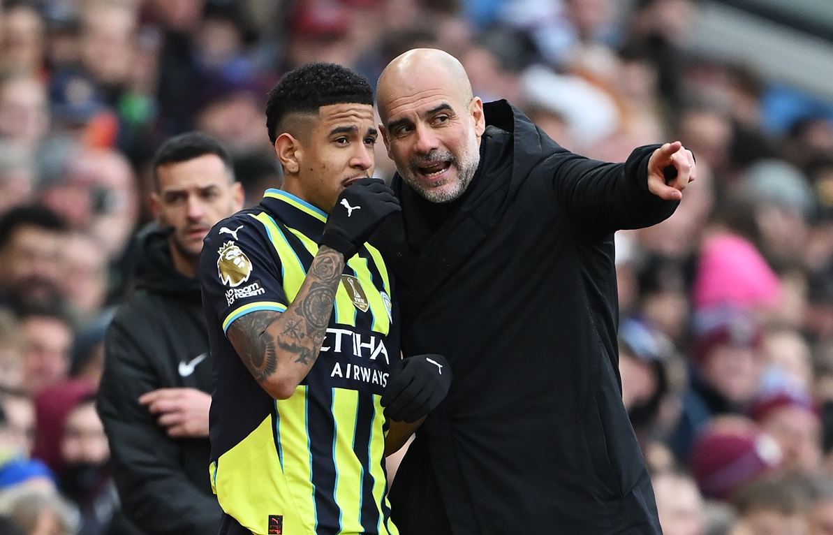 Pep Guardiola dan Savinho saat Manchester City berlaga dalam pertandingan Premier League