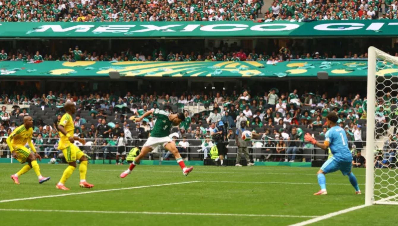 Raul Jimenez mencetak gol kedua untuk Meksiko