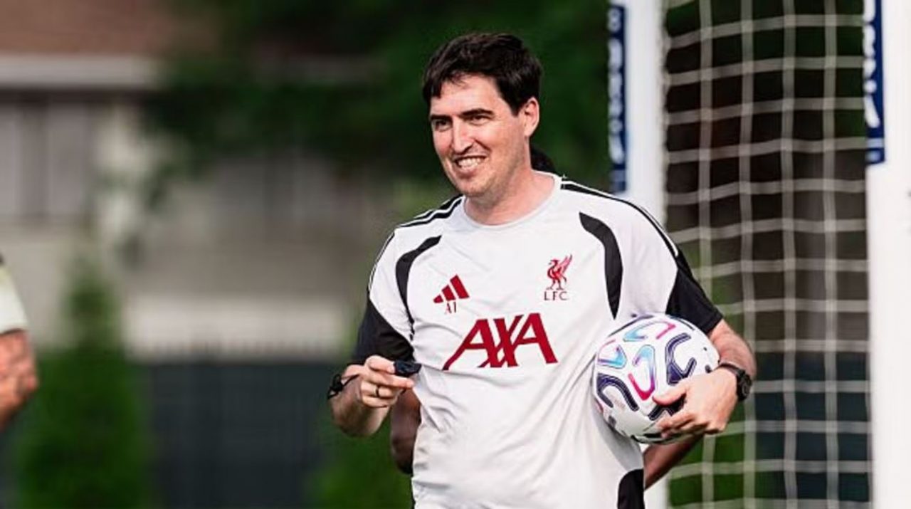 Andoni Iraola pelatih Liverpool