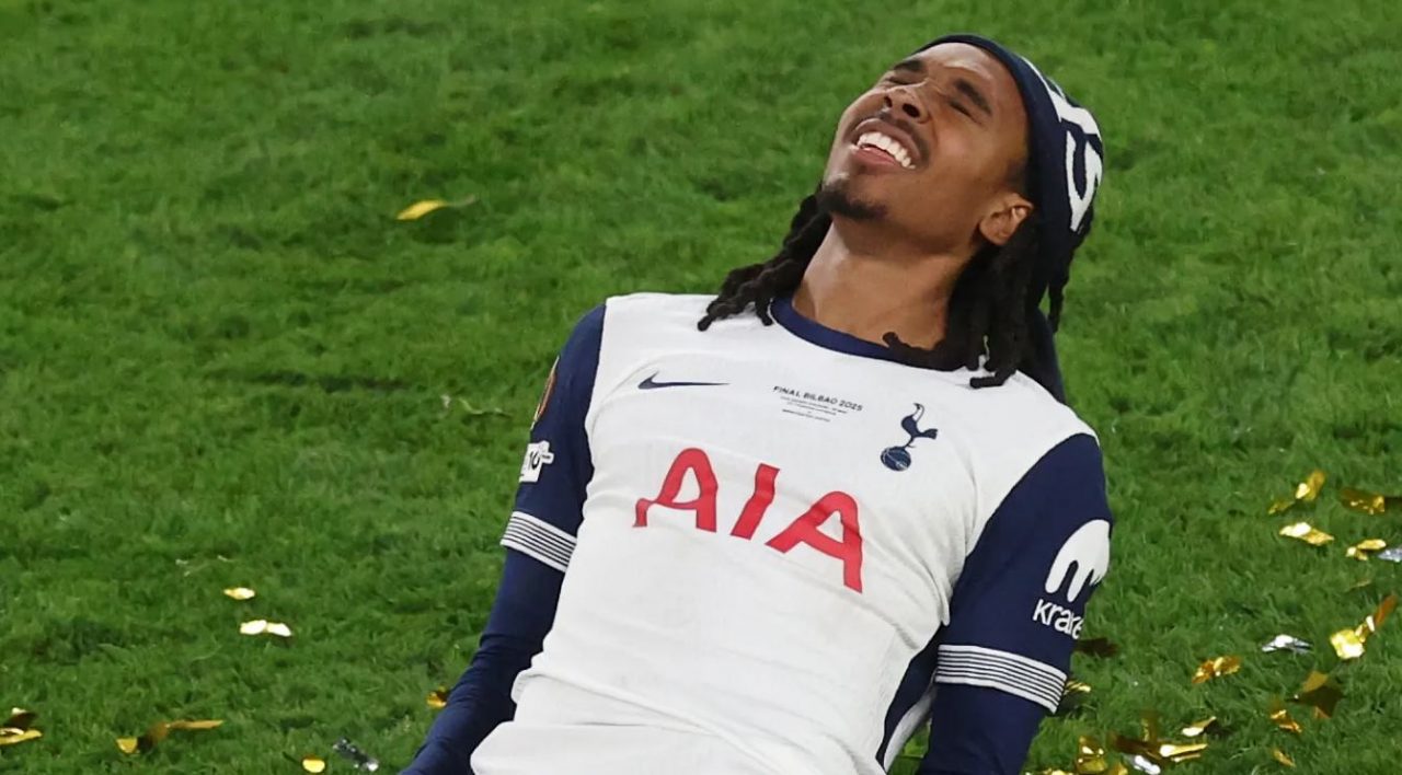 Djed Spence pemain Tottenham Hotspur