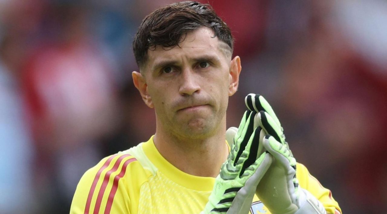 Emiliano Martinez pemain Aston Villa