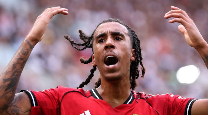 Lenny Yoro pemain Manchester United