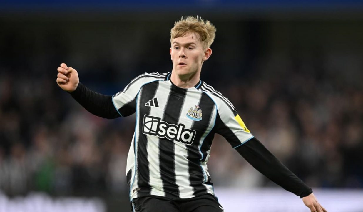 Lewis Hall pemain Newcastle United