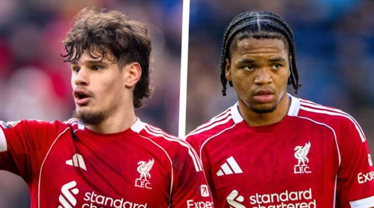 Milos Kerkez dan Rio Ngumoha pemain Liverpool