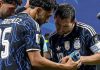 Pemain Argentina mengamati botol minum Jordan Pickford