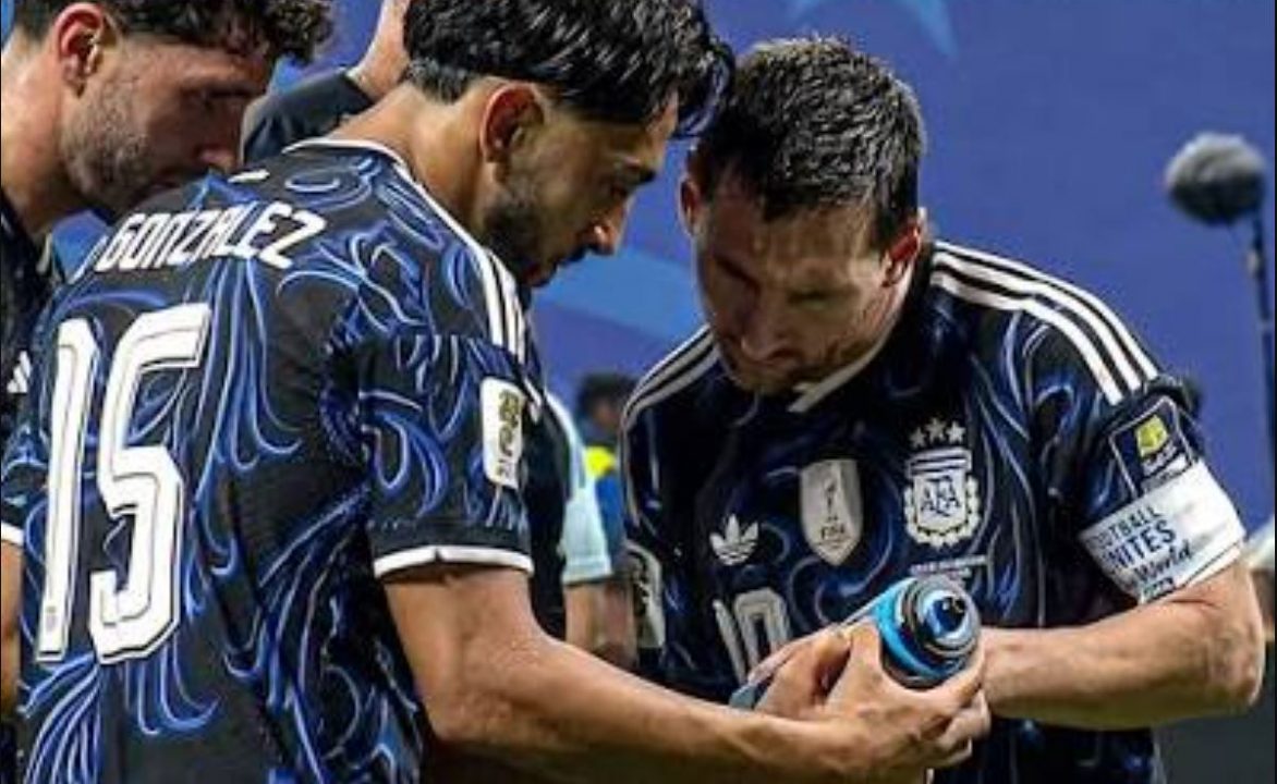 Pemain Argentina mengamati botol minum Jordan Pickford
