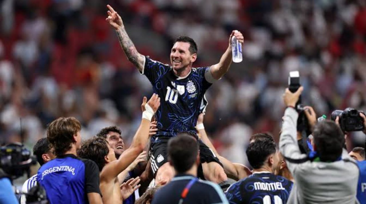 Pemain Timnas Argentina merayakan kemenangan atas Inggris