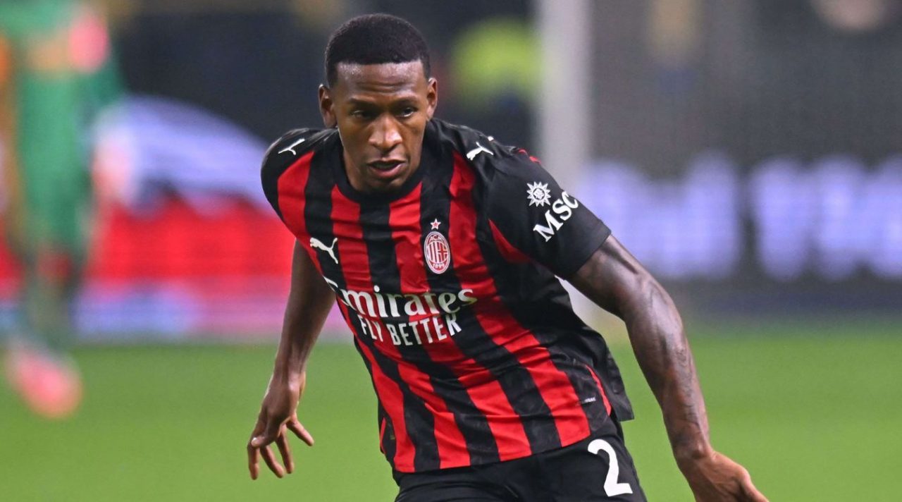 Pervis Estupinan pemain AC Milan