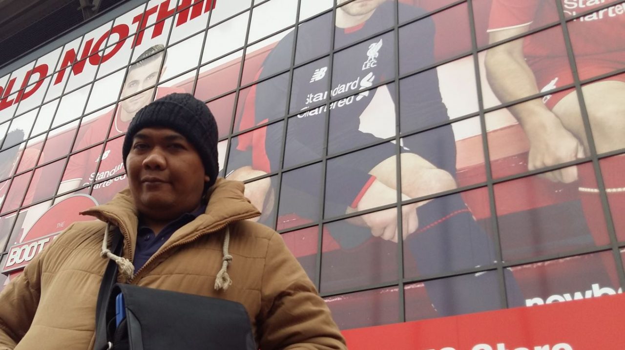 Redaksi Gilabola.com Bayu Indrajati di depan Stadion Anfield