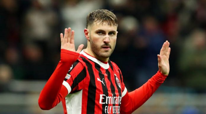 Santiago Gimenez pemain AC Milan