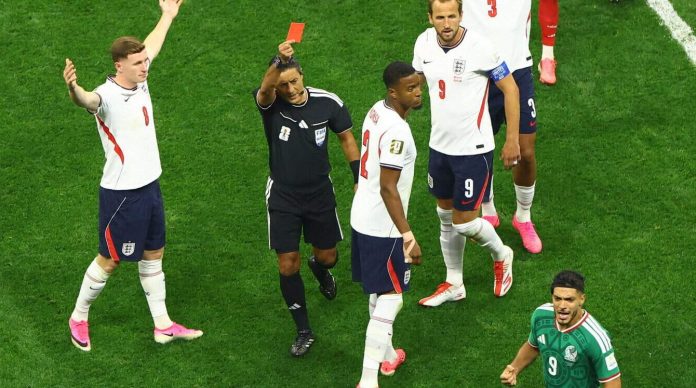 Wasit memberikan kartu merah pada Jarell Quansah Wasit memberikan kartu merah pada Jarell Quansah
