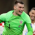 Barcelona Incar Dominik Livakovic, Datangkan Kiper Tua Tapi Langsung Dipinjamkan? Dominik Livakovic kiper Fenerbahce