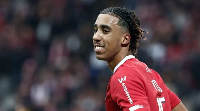 Leny Yoro pemain Manchester United Leny Yoro pemain Manchester United