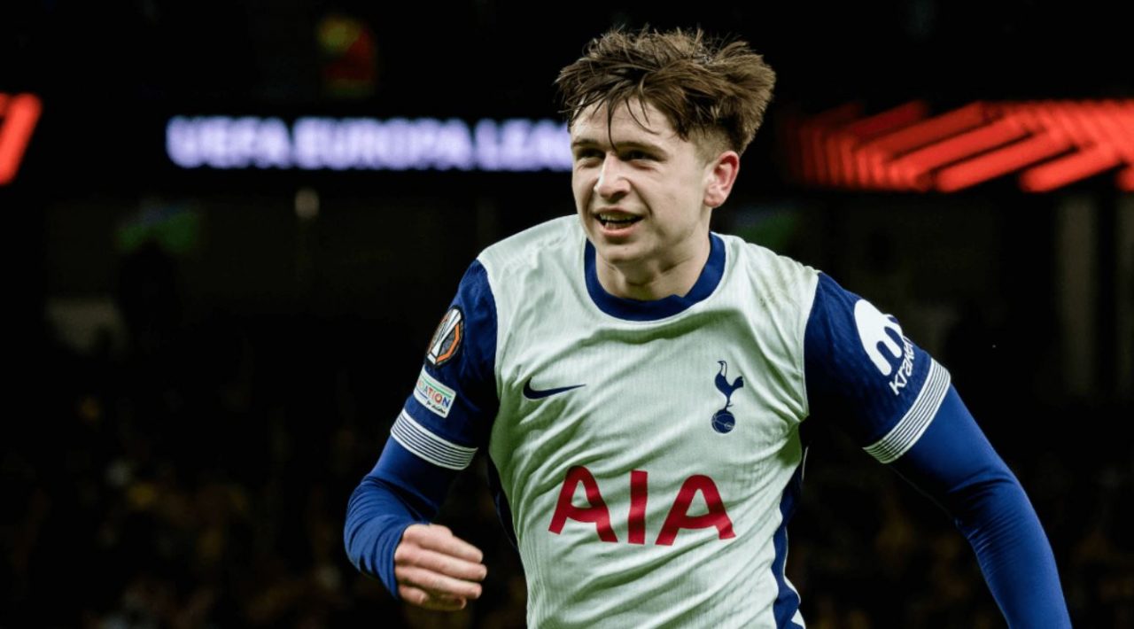 Mikey Moore pemain Tottenham Hotspur