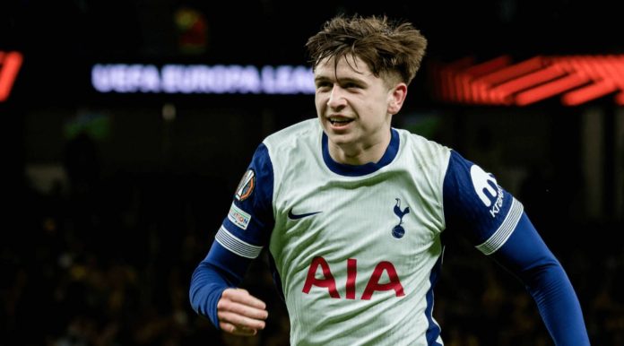 Mikey Moore pemain Tottenham Hotspur