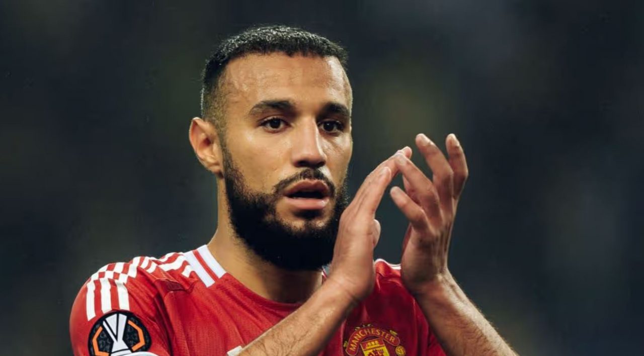 Noussair Mazraoui pemain Manchester United