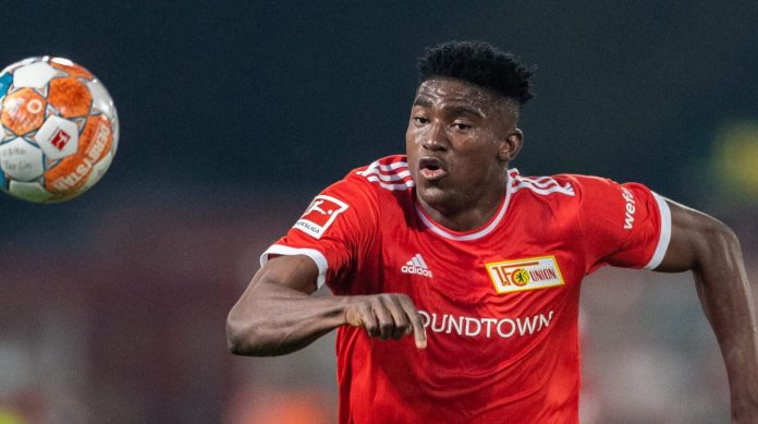 Taiwo Awoniyi pemain Nottingham Forest