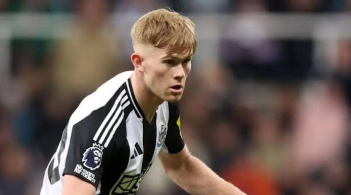 Lewis Hall pemain Newcastle United