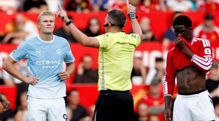 Momen wasit menentukan gol Erling Haaland sah Momen wasit menentukan gol Erling Haaland sah