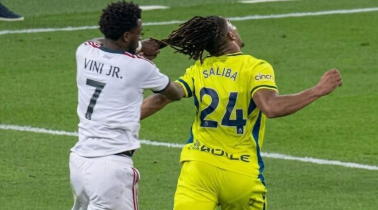 Momen saat pemain Real Madrid Vinicius Junior jambak rambut William Saliba pemain Villarreal