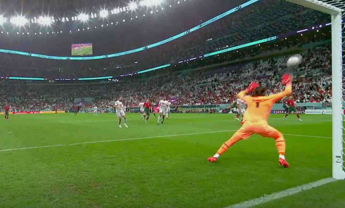 Kiper Yann Sommer tak berdaya saat tendangan keras dari sudut sempit yang dilepaskan pemain Portugal Goncalo Ramos mengoyak jala gawangnya dan merubah kedudukan menjadi 1-0