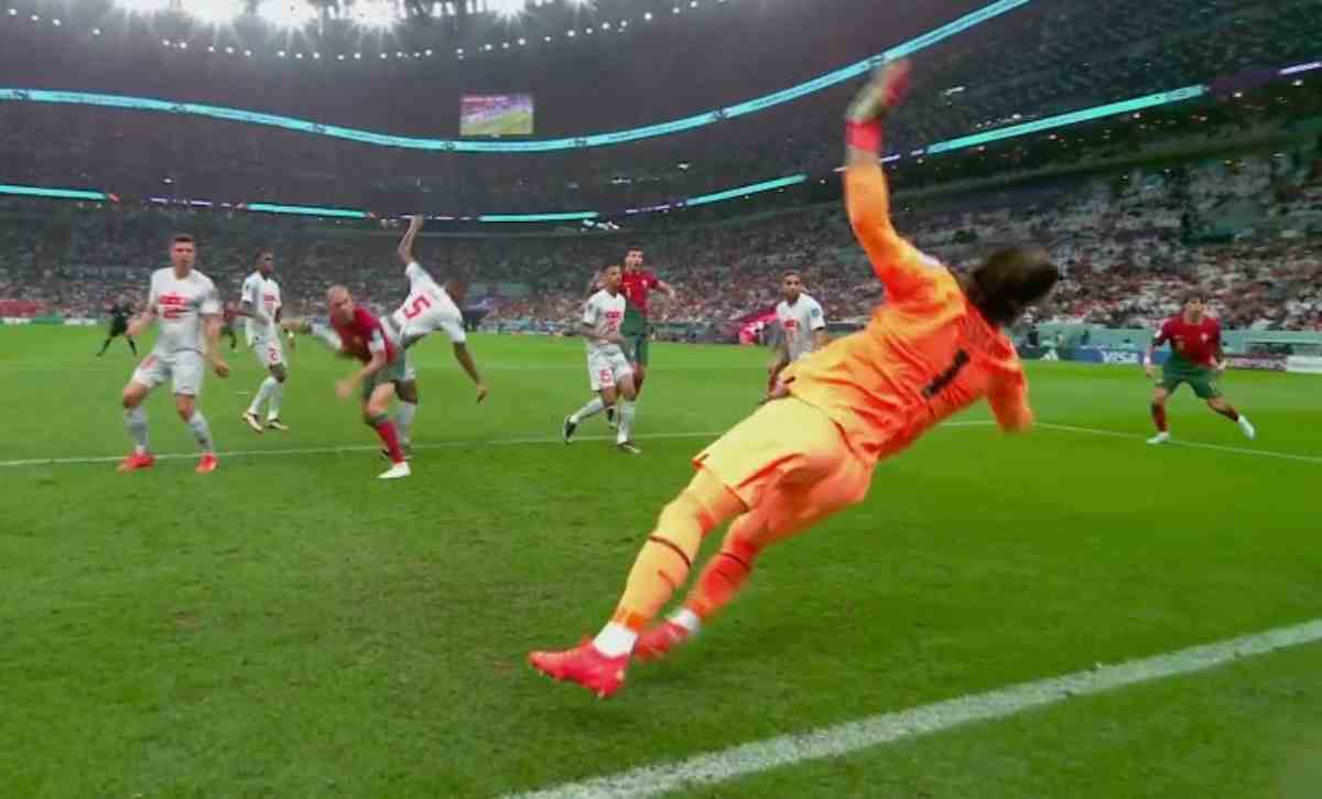 Pepe saat menyambut sepak pojok Bruno Fernandes dengan sundulan keras menjebol gawang Swiss dan membawa Portugal unggul 2-0