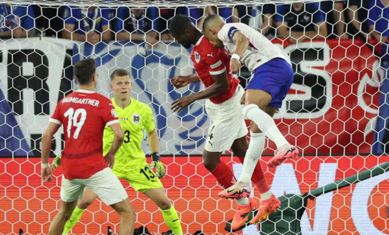 Kylian Mbappe saat menanduk pemain Austria