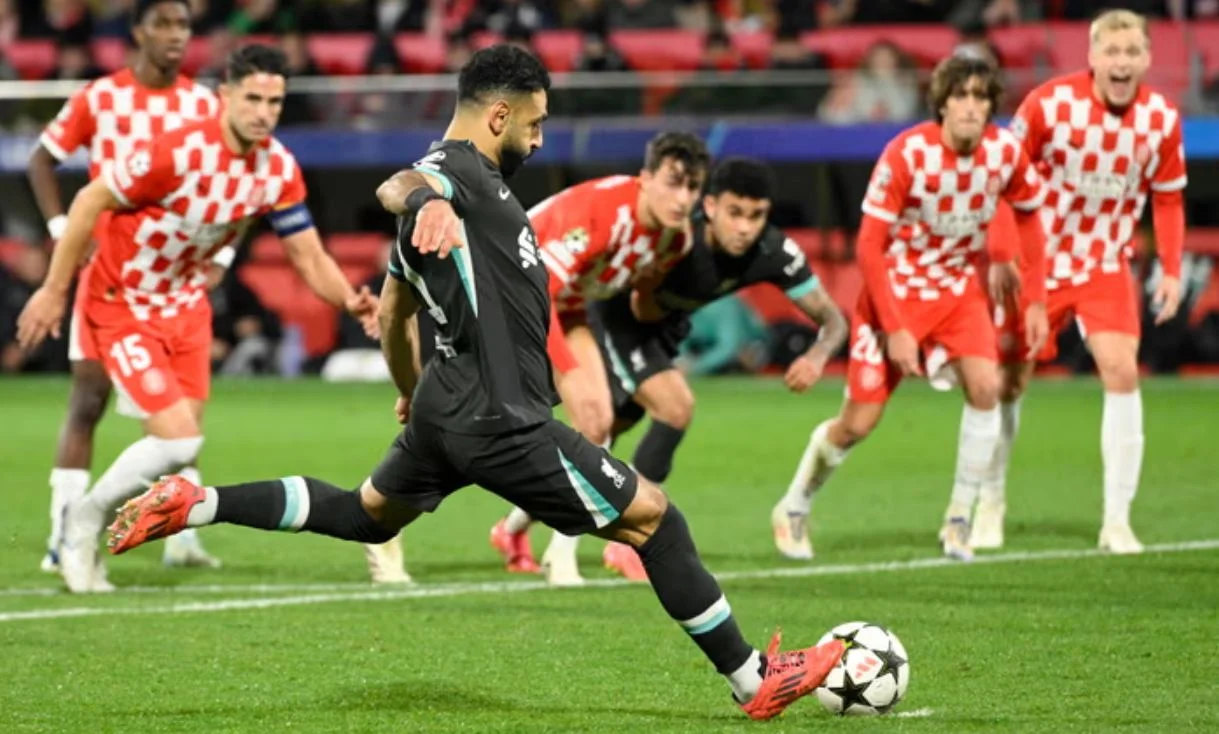 Mohamed Salah melepaskan tendangan penalti yang membawa Liverpool unggul atas Girona
