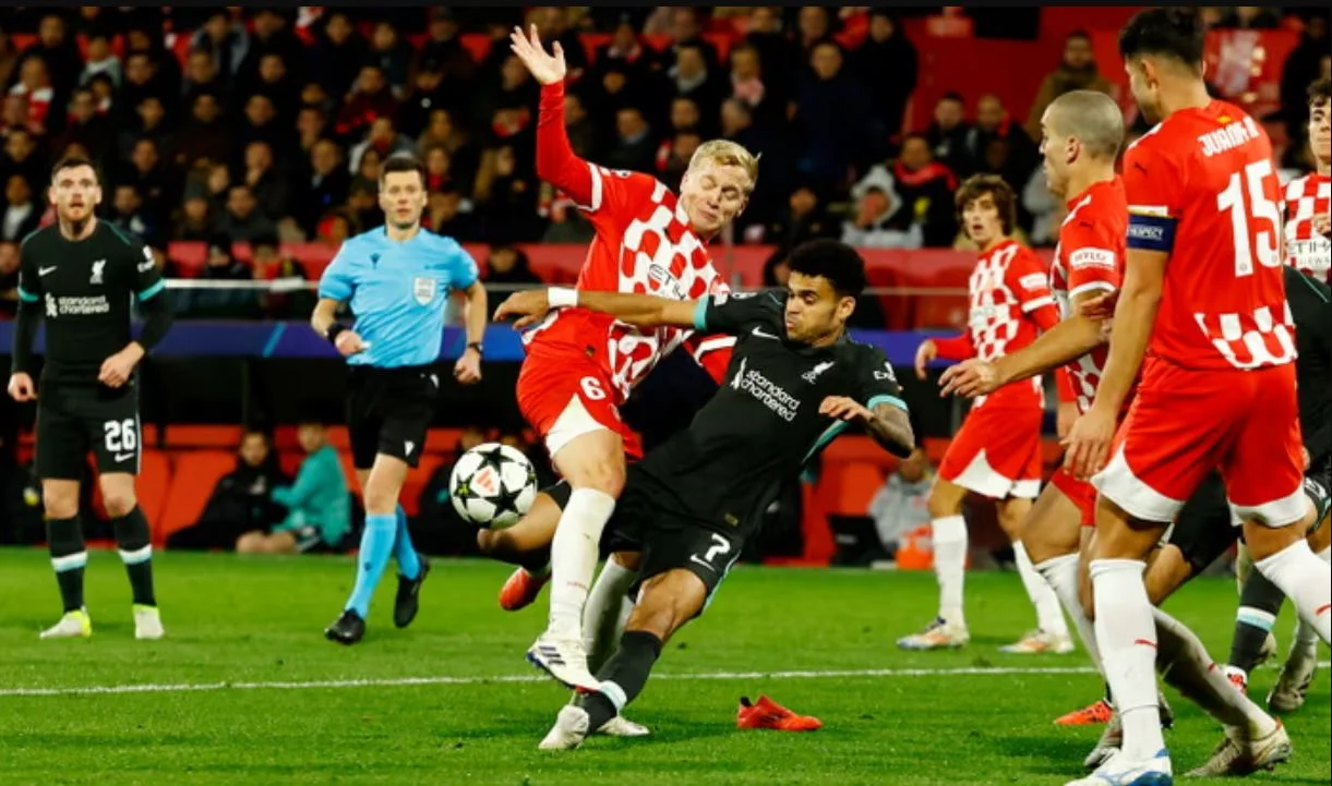 Pelanggaran Donny Van De Beek terhadap Luis Diaz di dalam kotak penalti