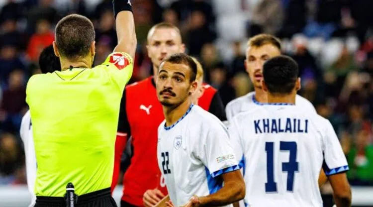 Saied Abu Farchi pemain Timnas Israel saat menerima kartu merah